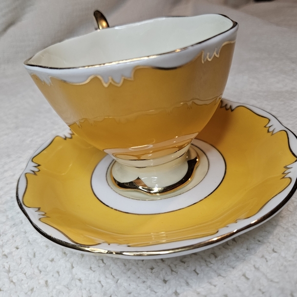 Royal Albert Teacup and Saucer YELLOW GOLD Pattern/Trim Flowers RARE Vintage - Picture 8 of 15